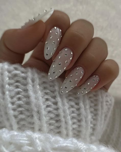 Wedding Nails Alternative, Nails With Strass Sparkle, Nails With Stones, White Gel Nails, Boda Ideas, Nice Nails, Bride Nails, Manicure Ideas, Simple Nail Designs