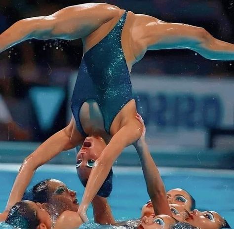 ليلي كولينز, Synchronized Swimming, Photographie Portrait Inspiration, Pose Reference Photo, Muscle Women, Female Athletes, Sports Women, Gymnastics, How To Look Better