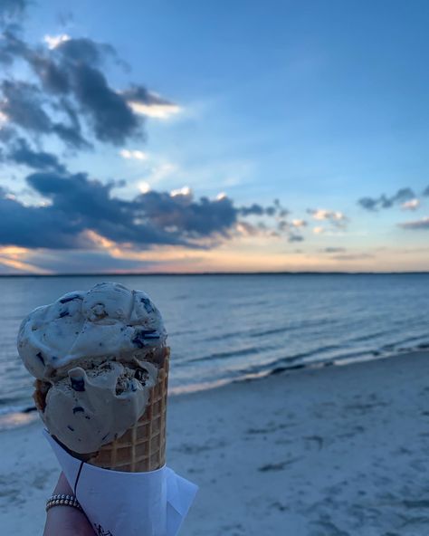 #summer #icecream #beach #sunset #sun #sand #aesthetic #ocean #sea #summervibes #beachlife #beachvibes #summerdessert #hiltonheadisland #southcarolina #vacation #vacay #sky #summertimerelatablemoods #goodvibes #surfergirl Ice Cream At The Beach Aesthetic, Ice Cream Beach Aesthetic, Summer Ice Cream Photography, Food By The Beach, Vizag Beach, Ice Cream On The Beach, Sand Aesthetic, Ice Cream Beach, Beach Summer Aesthetic