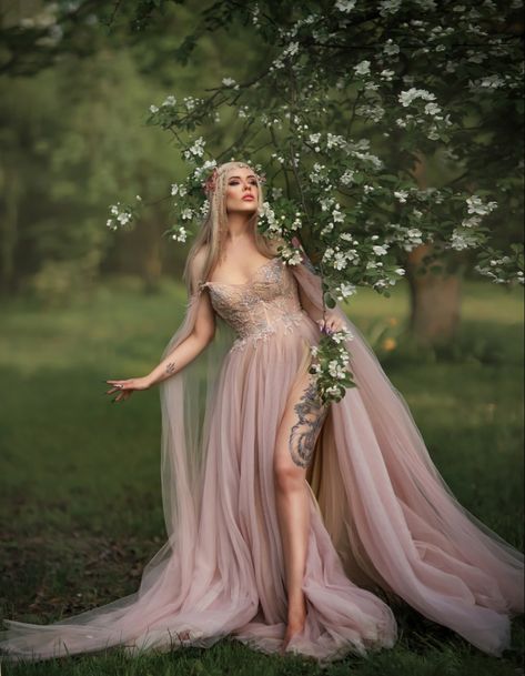 Девушка эльф Fairy Concept Photoshoot, Elf Photoshoot, Tulle Dress Photoshoot, Fairy Concept, Fairy Poses, Magical Photoshoot, 23 Bday, Fairy Picnic, Fantasy Photoshoot