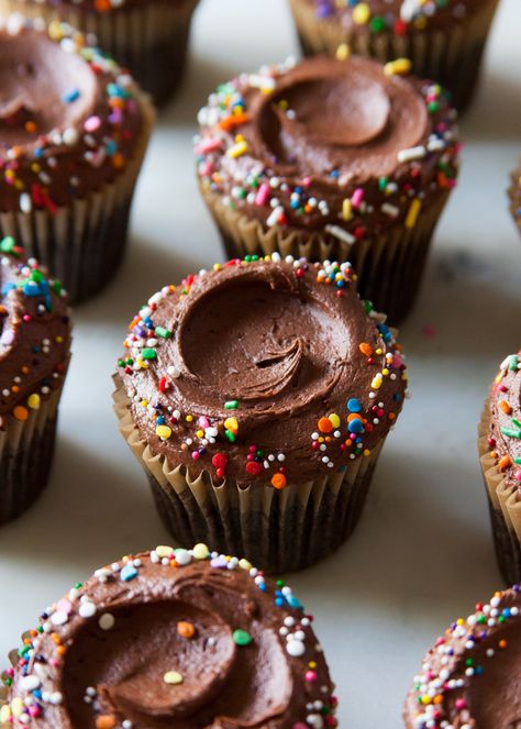 Best Devil's Food Chocolate Cupcakes — Style Sweet Cupcakes With Sprinkles, Devils Food Cupcakes, Cupcakes With Chocolate, Fudge Frosting, Cupcake Recipes Chocolate, Devils Food, Food Writing, Köstliche Desserts, Yummy Cupcakes