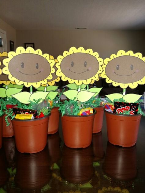 Plants vs. Zombies party favors Plants Vs Zombies Themed Party, Plants Vs Zombies Party Favors, Plant Vs Zombies Party Ideas, Zombie Birthday Party Decorations, Zombies Birthday Party, Plants Vs Zombies Birthday Party, Zombie Birthday Parties, Sunflower Crafts, Zombie Birthday