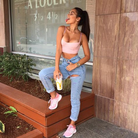 una gran idea para ser femenina y usar un top rosa para las chicas que son mas atrevidas Mode Poses, Claudia Tihan, Style College, 90's Fashion, Mode Inspo, Inspired Outfits, Outfit Goals, Girls Fashion, Outfits Casuales