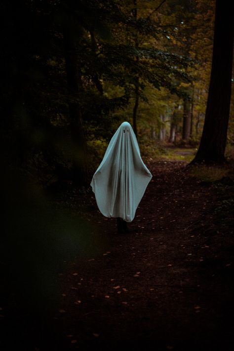 It’s a spooky season, people ;) Halloween Photoshoot Cemetary, Ghost Photography Ideas, Nightmare Photography, Ghost Shoot, Spooky Photography, Haunting Photography, Photography Halloween, Ghost Photoshoot, Gothic Photography