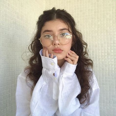 Clear Glasses Frames Women, Glasses Outfit, Glasses Inspiration, Nerd Glasses, Hairstyles With Glasses, Cute Curly Hairstyles, Beautiful Curly Hair, Wearing Glasses, Workwear Fashion