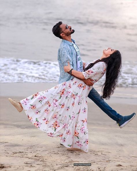 Indian Photo Poses Outdoor, Wedding Shoot Ideas, Couples Candid Photography, Marriage Photoshoot, Poses Outdoor, Pre Wedding Photoshoot Props, Beach Poses For Couples, Indian Bride Poses, Bride Photos Poses