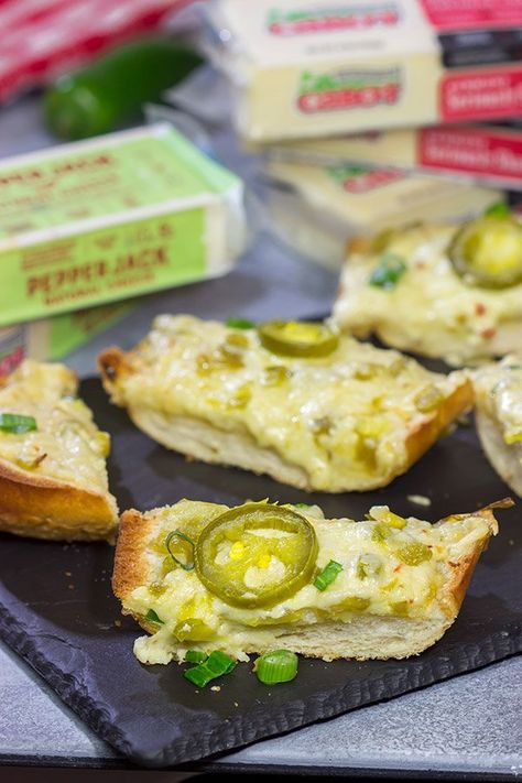 Cheesy Jalapeno Garlic Bread | Topped with 2 types of cheese! Garlic Bread Homemade, Garlic Bread At Home, Charcuterie Lunch, Homemade Strawberry Sauce, Jalapeno Cheese, Jalapeno Recipes, Homemade Snickers, Bread Homemade, Cheesy Garlic Bread