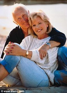 Older Couple Poses, Older Couple Photography, Older Couple, Photography Poses Family, Anniversary Photoshoot, Old Couples, Couple Photoshoot Poses, Photo Poses For Couples, Shooting Photo