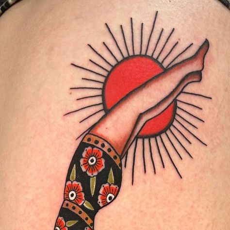 Isa Santana on Instagram: "Thanks Julia🥰
#tattoos #tattoo #girltattoo #girltattoos #womantattoo #womantattoos #booktattoo #booklover #traditionaltattoo #traditionaltattoos #traditionalink #traditionalartist #classictattoo #classictattoos #classictattooing #oldschooltattoo #oldschooltattoos #oldschooltattz #tattooideas #tattooidea #valenciatattoo #spaintattoo" 70s Style Tattoo, Style Tattoo, April 16, 70s Style, 70s Fashion, Tattoos, On Instagram, Color, Instagram