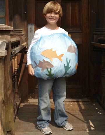 Fish bowl costume - but use fabric and netting w/ felt fish and add a rim at the top using pipe insulation. Geek Outfit, Boys Halloween Costumes Diy, Easy Diy Costumes, Halloween Craft Projects, Diy Halloween Costumes For Kids, Last Minute Costumes, Easy Halloween Crafts, Last Minute Halloween Costumes, Halloween Diy Crafts