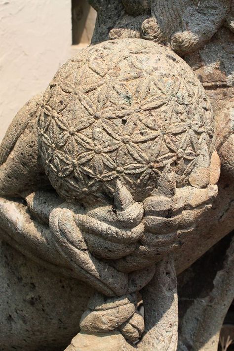 There is a 3D Flower of Life at the entrance to the Grand Palace in Bangkok, Thailand. Grand Palace Bangkok, Holographic Universe, Fu Dog, Grand Palace, Sacred Geometry Art, Sacred Architecture, Ancient Technology, Seed Of Life, Geometry Art