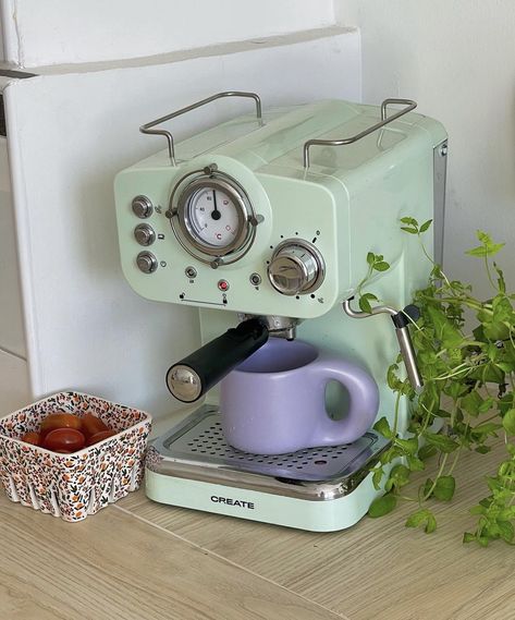 Pretty Espresso Machine, Green Coffee Machine, Kitchen Minimalist, Home Espresso Machine, Cappuccino Maker, Coffee Nook, Small Cafe, Best Coffee Maker, Coffee Makers