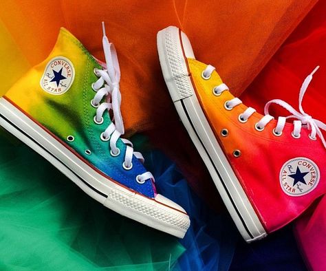 Tie Dye Rainbow Converse Custom Converse High Tops, Tie Dye Converse, Rainbow Converse, Custom Converse Shoes, Cool Converse, Color Converse, Converse Outfits, Rainbow Shoes, Custom Converse