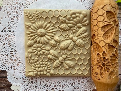 Rolling Pin Embossed Rolling Pin Best Rolling Pin - Etsy Wood Drawing, Engraved Rolling Pins, Cookies Gingerbread, Embossed Rolling Pin, Gateaux Cake, Rolling Pins, Relief Print, Salt Dough, Bees Knees