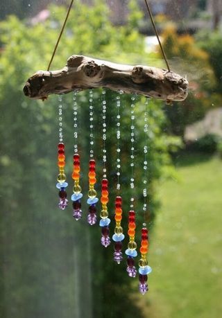 If you want a tiny decor feature in your garden that can bring a smile on faces whenever anyone sees it then how about a wind chime? There is something so happy about a wind chime, isn’t it? And if yo Boho Projects, Carillons Diy, Funny Vine, Diy Wind Chimes, Driftwood Crafts, Creation Deco, Rainbow Beads, Amazing Diy, Driftwood Art