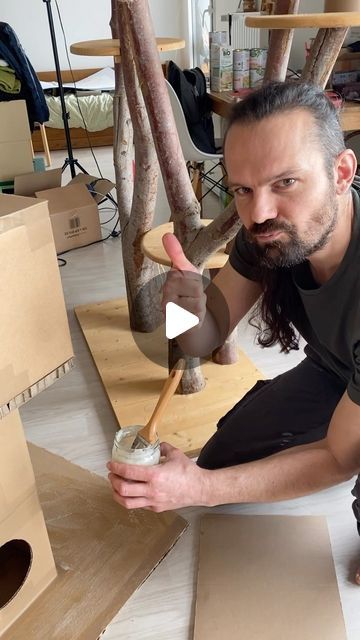 Jonas on Instagram: "J’ai eu beaucoup de demande d’explication pour la fabrication du château en carton. Alors, à défaut de pouvoir vous faire un tuto détaillé (un jour peut-être 😊), voici la vidéo du début de la construction accompagné de quelques explications… En quelques mots, l’idée est de disposer les cartons qu’on a à disposition de manière avoir une structure qui soit assez stable et rigide. N’hésitez pas à tester votre assemblage avant de le coller. Le carton permet de faire des structures très résistantes quand elles sont bien conçues. Beaucoup de personnes m’avaient dit que le château n’allait pas tenir le coup… il est toujours debout ! (Il faut dire que nos deux chats en ont vraiment pris soin 😻). Si vous trouvez du carton alvéolaire (appelé aussi nid d’abeille), c’est parfai Carton Diy, Play Time, Diy Ideas, Instagram, Craft Ideas