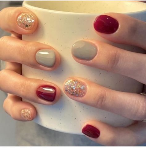 Nail Color Combinations Winter, Short Nails Design Winter, Neutral Christmas Nails Dip, August Dip Nails 2024, Simple Holiday Nail Designs, Shellac Winter Nails, Shellac Nails Christmas, Nail Art Maroon Simple, Winter Multicolor Nails