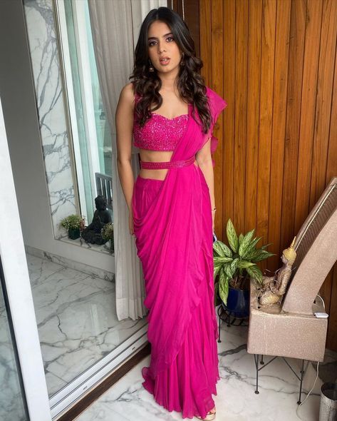 Indian Fits, Stylish Saree, Celebrity Style Dresses, Wedding Saree Collection, Fancy Sarees Party Wear, Indian Fashion Saree, Saree Designs Party Wear, Elegant Blouse Designs, Traditional Indian Outfits