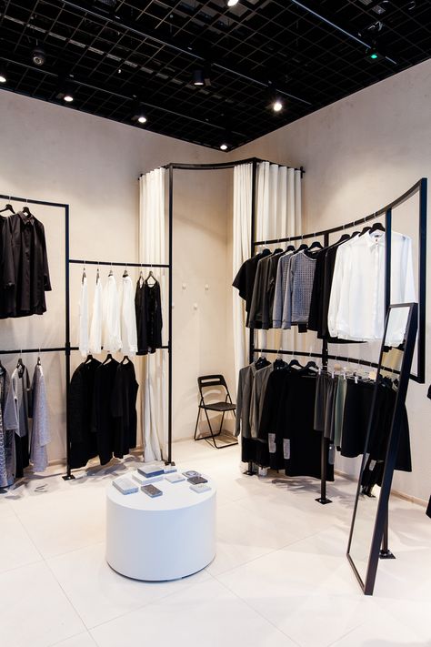 Clothing Boutique Interior, Fashion Store Design, A Clothing Store, Clothing Store Displays, Retail Store Interior Design, Clothing Store Interior, Clothing Store Design, Store Design Boutique, Retail Interior Design