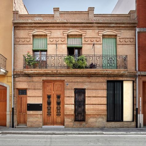 house-in-valencia-dg-arquitecto-valencia-architecture-residential-valencia_dezeen_sq Neoclassical House, Townhouse Exterior, Apartments Exterior, Townhouse Interior, Renovation Architecture, Mexico House, Iron Balcony, Casas Coloniales, Brick Architecture