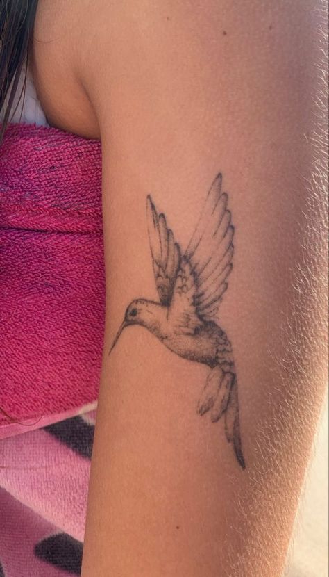 Minimalist Tattoo Lower Back, Restaurant Employee, Aesthetic Tattoo Ideas, Unique Tattoo Ideas, 20 Aesthetic, Small Pretty Tattoos, Petite Tattoos, Bold Artwork, Hummingbird Tattoo