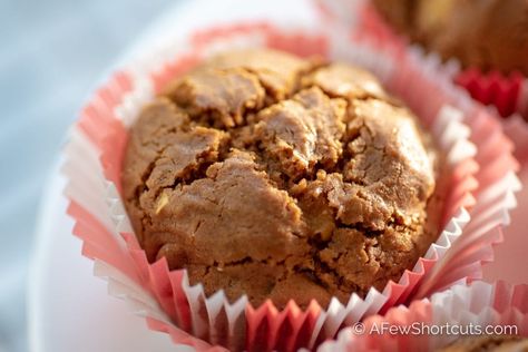 Apple Gingerbread Muffins | @afewshortcuts #recipes Apple Gingerbread Muffins, Gingerbread Muffins Recipe, Gingerbread Apple, Gingerbread Muffins, Pumpkin Pecan Pie, Biscuits Easy, Pumpkin Spice Syrup, Muffin Recipe, Breakfast Muffins