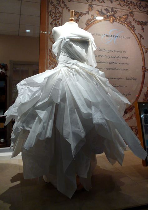 paper dresses - Bing Images News Paper Dress, Tissue Paper Dress, Paper Dress Art, Paper Costume, Sculpture Fashion, Paper Dresses, Miniature Dress, Paper Clothes, Paper Architecture