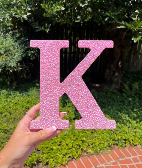 8 inch wooden letter "K" bedazzled with light pink colored rhinestones. Perfect for home décor, gifts, or personalizing your space with a bit of glamour! Disco Sorority Letters, Pink Sorority Letters, Cute Sorority Letters, Decorated Sorority Letters, Sorority Letters Painted Wooden, Axo Canvas, Letter Painting Ideas Wooden, Painted Letters Diy, Diy Names