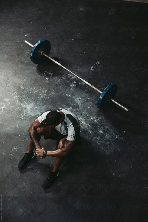 Young, fit black man recovering after training hard in fitness gym - lifting weights by Rob and Julia Campbell for Stocksy United Fotografia Crossfit, Crossfit Photography, Gym Photoshoot, Fitness Studio Training, Basketball Nike, Gym Photography, Fitness Shirts, Gym Poster, Muscle Abdominal