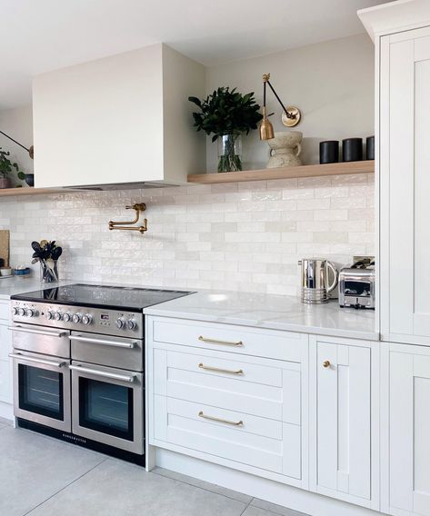 White Kitchen Backsplash Ideas, Kitchen Backsplash Inspiration, Neutral Backsplash, Kitchen Splashback Tiles, Moroccan Zellige, White Kitchen Tiles, White Kitchen Backsplash, White Tile Backsplash, Neutral Kitchen