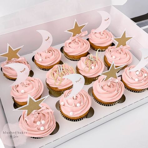 Reva | Cake & Cookie Artist on Instagram: “Twinkle Little Star Baby Shower Cupcakes!  ⭐️🌙 👶 * * *Colors used to mix this icing (Americolor - Blush + Dusty Rose + Chocolate Brown) * *…” Girl Shower Cupcakes, Moon Baby Shower Theme, Moon Stars Baby Shower, Baby Shower Cupcakes For Girls, Rose Chocolate, Star Baby Shower Theme, Star Cupcakes, Twinkle Twinkle Baby Shower, Moon Baby Shower