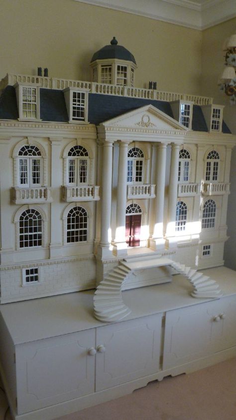 Georgian Mansion by Anthony Wright. O so amazing Mansion Victorian, Victorian Dollhouse Miniatures, Dollhouse Victorian, Georgian Mansion, Doll House Plans, Mini Doll House, Victorian Dollhouse, Dolls House Interiors, Miniature Rooms