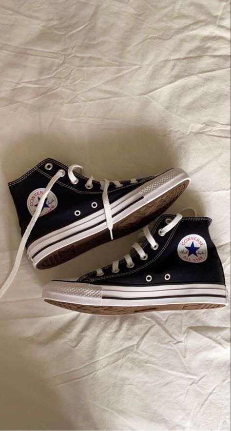 Black Converse Aesthetic, All Star Aesthetic, Shoe References, Tenis Converse, All Star Black, Converse Aesthetic, Chuck Taylor Shoes, Black Chucks, Black Chicks