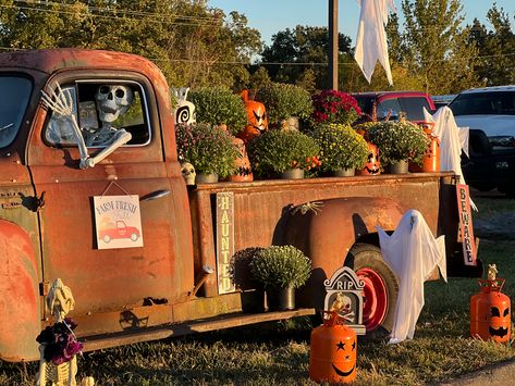 Tractor Decorations, Fall Festival Decorations, Tractor Decor, Diy Seasonal Decor, Scarecrow Festival, Truck Decor, Work Trucks, Old Truck, Old Pickup