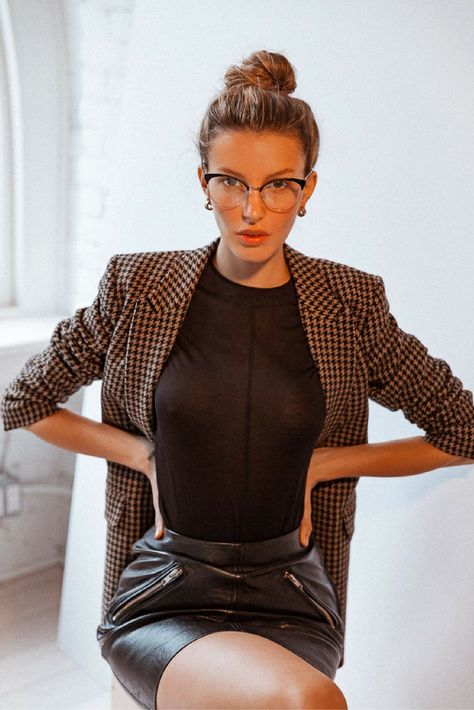 Change your frames, change your look—model Kate King wears Generation G lipstick in Leo How To Style Glasses, Statement Glasses, Glasses Outfit, Look Office, Satin Bluse, Eyewear Trends, Cute Sunglasses, Swimsuit Collection, Fashion Eye Glasses