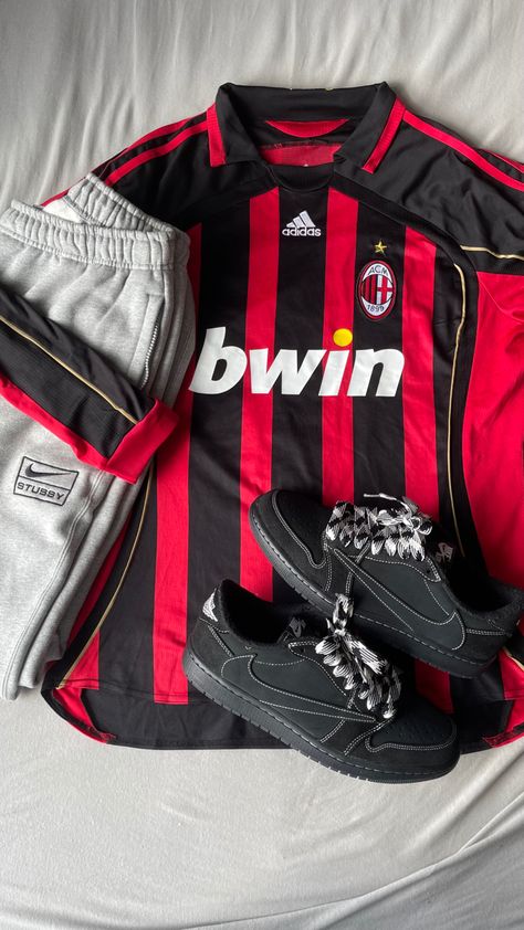 Best Kits Football, Stussy Football Jersey, Outfit With Soccer Jersey, Milan Jersey Outfit, Ac Milan Jersey Outfit, Blokecore Outfits Men, Soccer Jersey Outfits, Best Football Kits, Ac Milan Shirt