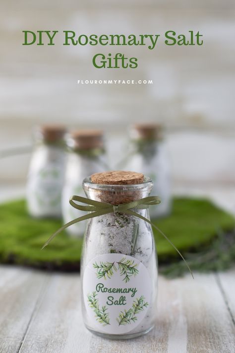 How to package and decorate DIY Rosemary Salt Gifts in small glass bottles. Things To Make With Rosemary, Small Glass Bottles Ideas, Rosemary Salt Gift, Rosemary Diy Ideas, Rosemary Gifts, Salt Infusions, Flavored Salts Recipes, Infused Salts, Herb Salt Recipe