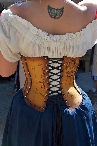 map leather bodice Corset Ren Faire, Leatherworking Ideas, Pirate Corset, Leather Bodice, Steampunk Outfits, Ren Faire Outfits, Iced Biscuits, Ren Fair, Viking Costume