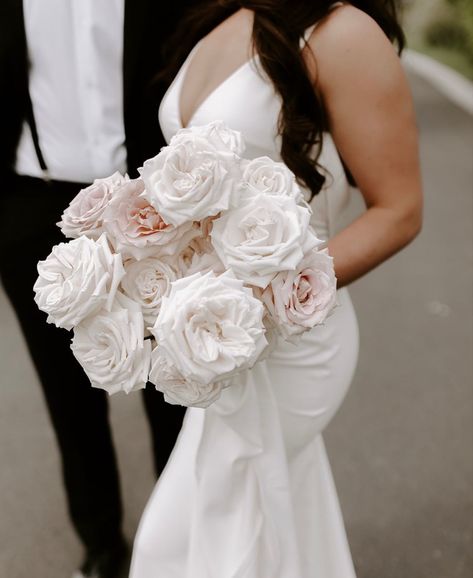 Pretty Wedding Bouquet, White Rose Bridal Bouquet, Brooklyn Bride, Flower Wedding Ring, Marriage Day, Winter Wedding Bouquet, Western Clothes, Rose Bridal Bouquet, Wedding Girl