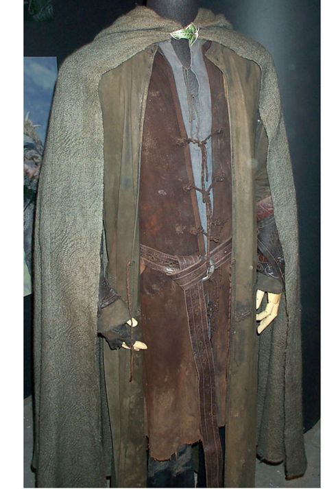 Aragorn's costume in Fellowship of the Ring. Note the single fingerless glove and the longcoat, hallmarks of ranger characters everywhere. Lotr Clothes, Strider Lotr, Aragorn Costume, Pilgrim Costume, Larp Costumes, Travel Book Design, Renn Faire, Lotr Costume, Fantasy Clothes