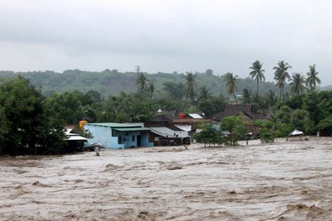 Banjir Bandang yang kedua kalinya kembali menerjang kota Sumbawa pada Kamis (9/2/12) sekitar pukul 12.20.wita warga yang berada Poster Bencana Alam Banjir, Kota Kinabalu Sabah, Kota Tangerang, Kendari Sulawesi Tenggara, Wisata Bahari Lamongan, Cabin, House Styles, Quick Saves, Home Decor