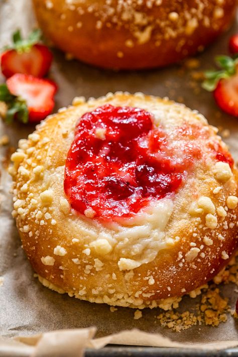 These sweet and pillowy soft buns are filled with the most delicious strawberry cheesecake filling. A coffee time dream come true! Vatrushka Recipe, Strawberry Cheesecake Filling, Cheesecake Tarts, Cheese Buns, Healthy Donuts, Sweet Buns, Baked Fruit, Cheesecake Filling, Breakfast Pastries