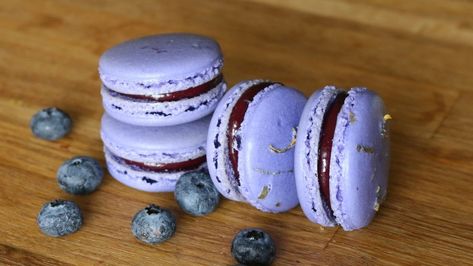 Macarons are on the menu in Book recipe, and we are going to teach you… The post Blueberry Lemon French Macarons appeared first on Recipe book. Macarons Lemon, Perfect Macarons, Blueberry Macarons, Classic Scones Recipe, Holiday Fruit Cake, Chocolate Spice Cake, Raspberry Macarons, Cupcake Jemma, French Meringue