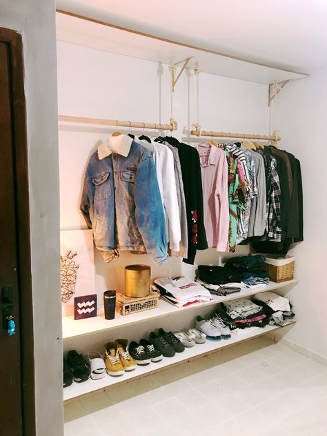 Inspiraçãod e guarda-roupa aberto Exposed Closet, Closet Minimalista, Closet Nook, Closet Diy, No Closet Solutions, Open Closet, Closet Room, Closet Decor, Diy Closet