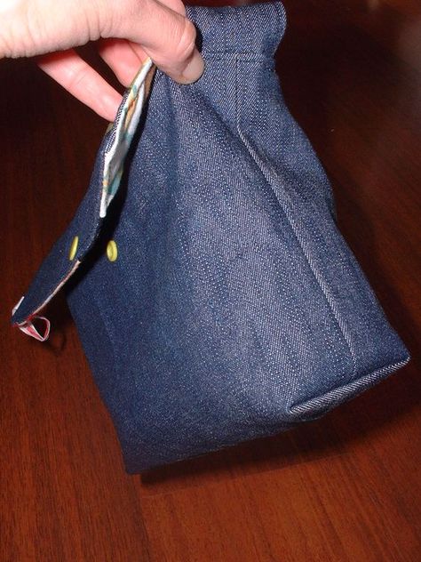 TuTo petit Sac à main.....facile - vivre autrement.....Eco-durable Sewing Online, Multi Pocket Bag, Coin Couture, Denim Purse, Recycle Jeans, Fashion Tag, Denim Diy, Couture Bags, Jeans Diy