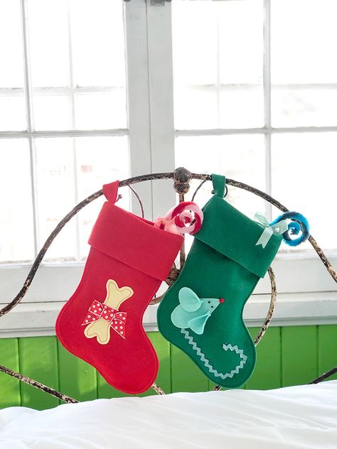 DIY Pet Stockings ⋆ Handmade Charlotte Cat Christmas Stocking, Cat Stockings, Stocking Designs, Pet Stockings, Traditional Bow, Dog Stocking, Handmade Charlotte, Felt Stocking, Cute Bedding