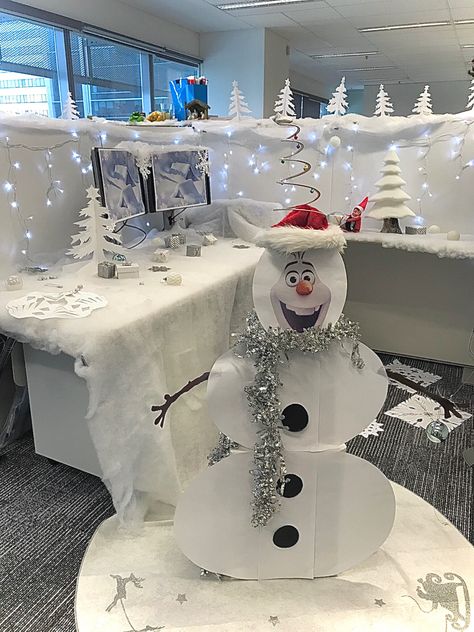 Bay Decoration For Christmas In Office, Christmas Office Bay Decorations, Frosty The Snowman Decorations Office, Office Snowman Decorations, Christmas Cubicle Decorations Contest Winter Wonderland, Office Pod Christmas Decorations, Snowman Office Decorations, Winter Wonderland Desk Decorations, Bay Decoration Themes Office