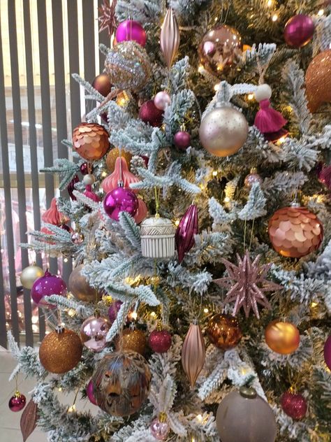 Pink And Orange Christmas Tree, Fushia Christmas Tree Decorations, Red Pink Purple Christmas Tree, Purple And Copper Christmas Tree, Gold Pink And Purple Christmas Tree Para Gradas, Pink Christmas Tree With Purple Ornaments, Christmas Aesthetics, Purple Christmas Tree, Blue Bayou