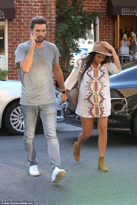 Scott Disick Style, Scott Disick And Kourtney, Western Boho Outfits, Maternity Boho, Estilo Kim Kardashian, Kardashian Dresses, Kourtney Kardashian Style, Baby Bump Style, Dress Maternity