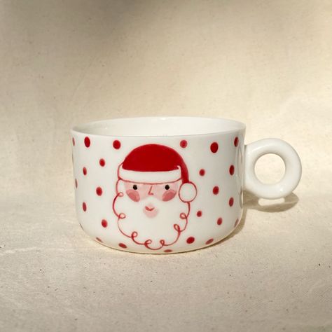 Pottery Painting Ideas Valentines, Christmas Mug Decorating Ideas, Hand Painted Christmas Mugs, Christmas Ceramic Painting Ideas, Christmas Mug Painting Ideas, Christmas Ceramic Mug, Pottery Painting Ideas Christmas, Christmas Pottery Painting Ideas, Christmas Mugs Diy